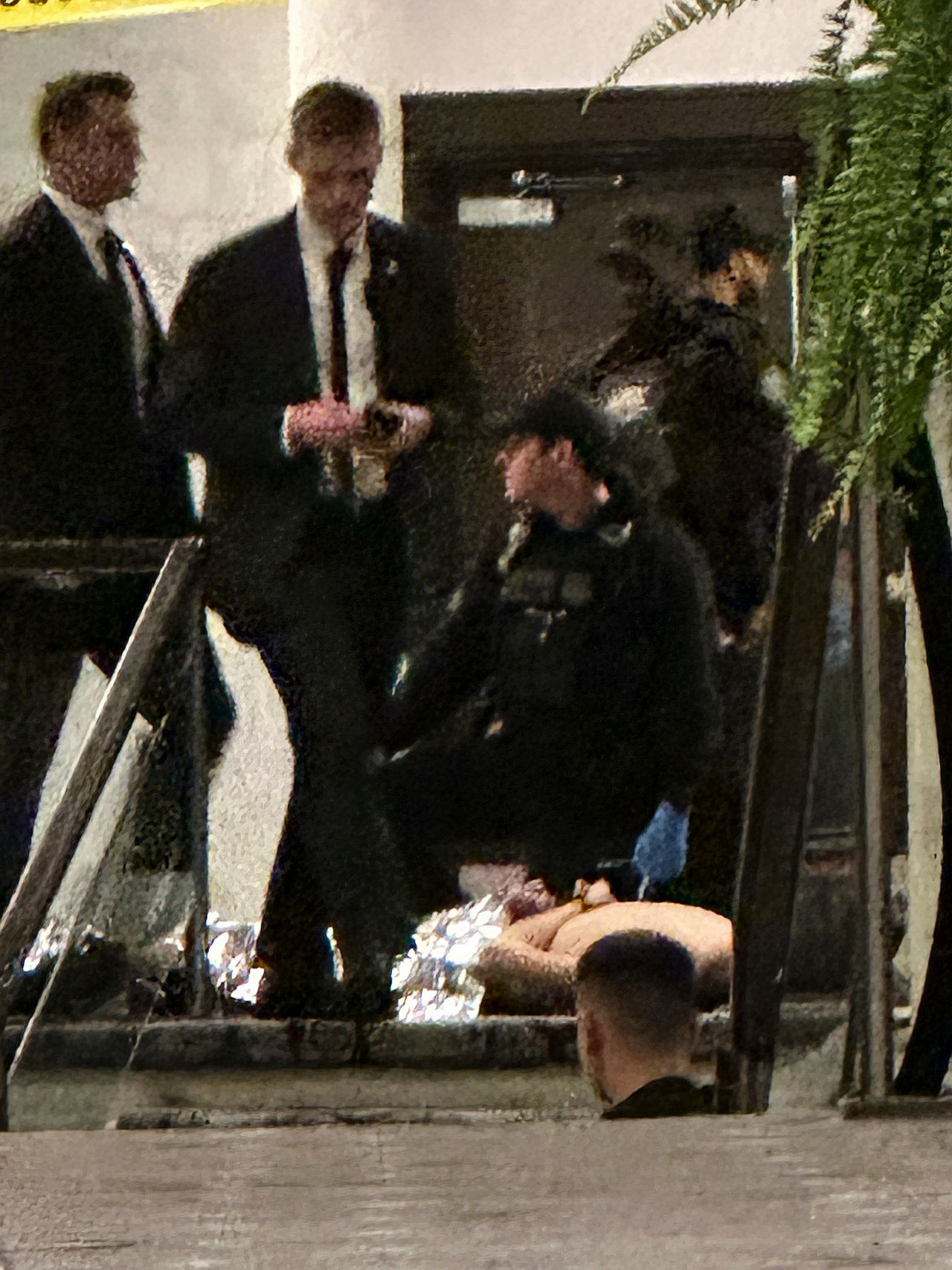 <p>Президентът на САЩ Доналд Тръмп и първата дама Мелания Тръмп бяха изведени набързо от вечерята на Асоциацията на кореспондентите в Белия дом от агенти на &bdquo;Сикрет Сървис&ldquo; в събота вечер, след като мъж откри стрелба с пушка по служители по сигурността.</p>