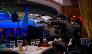 Коул Алън, 31-годишен учител от Калифорния, е арестуван след нападението с пушка и ножове по време на официалната вечеря на кореспондентите във Вашингтон