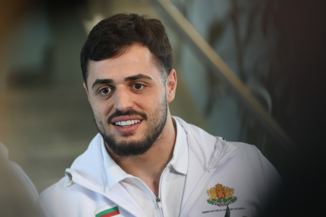 <p>Националите на България по вдигане на тежести, начело с шампиона Карлос Насар, се завърнаха на българска земя от Европейското първенство в Батуми. На правителствения терминал на летище "Васил Левски" те бяха посрещнати от министъра на младежта и спорта Димитър Илиев.</p>