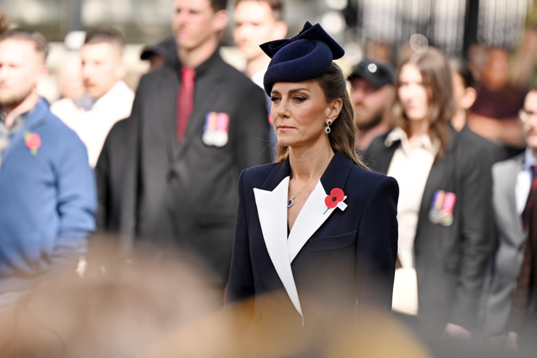 <p>Принцесата на Уелс почете Деня на Анзак с трогателен жест и безупречен стил. Скрит детайл в личното ѝ послание и необичайният ѝ подпис под венеца, положен от името на крал Чарлз III, предизвикаха вълна от коментари сред кралските фенове.</p>