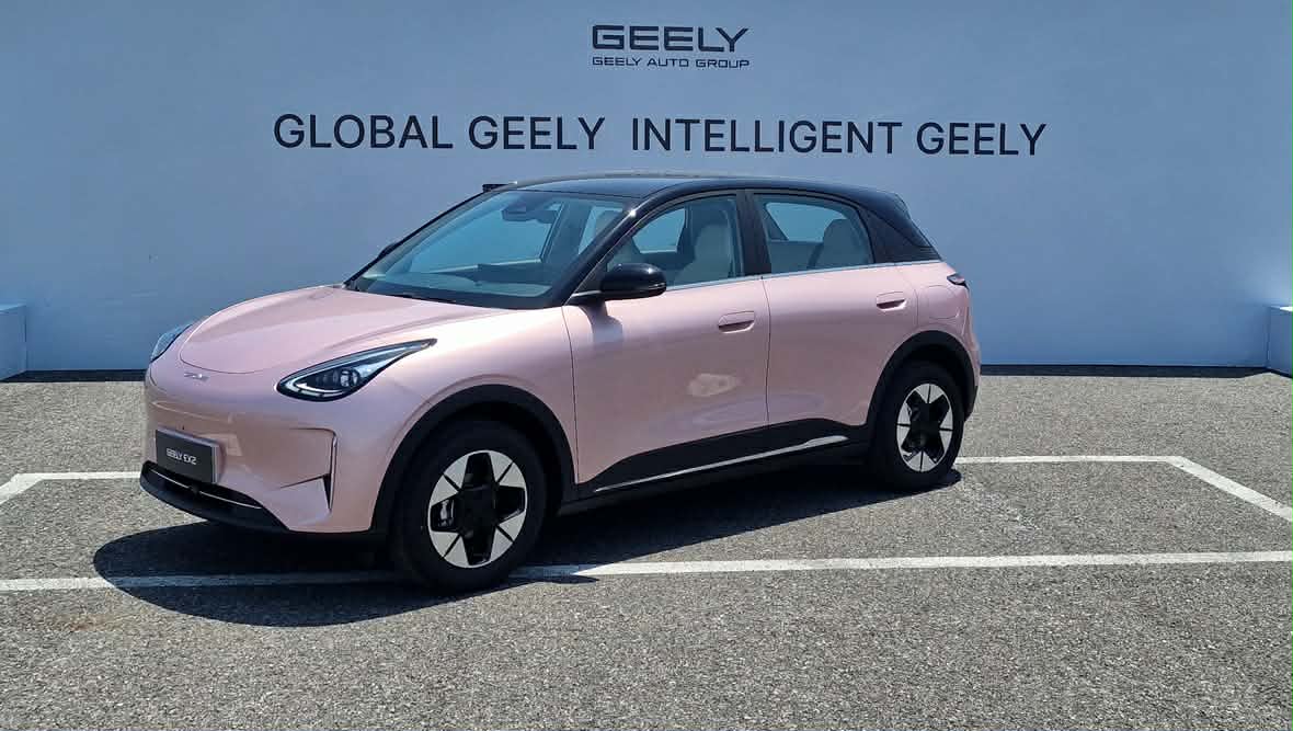 Geely EХ2, най-продаваната кола в Китай, идва в България