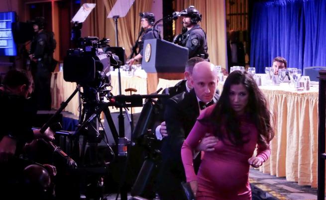 Драматични кадри: Стивън Милър спасява бременната си жена, а Шерил Хайнс тича след Кенеди и охраната