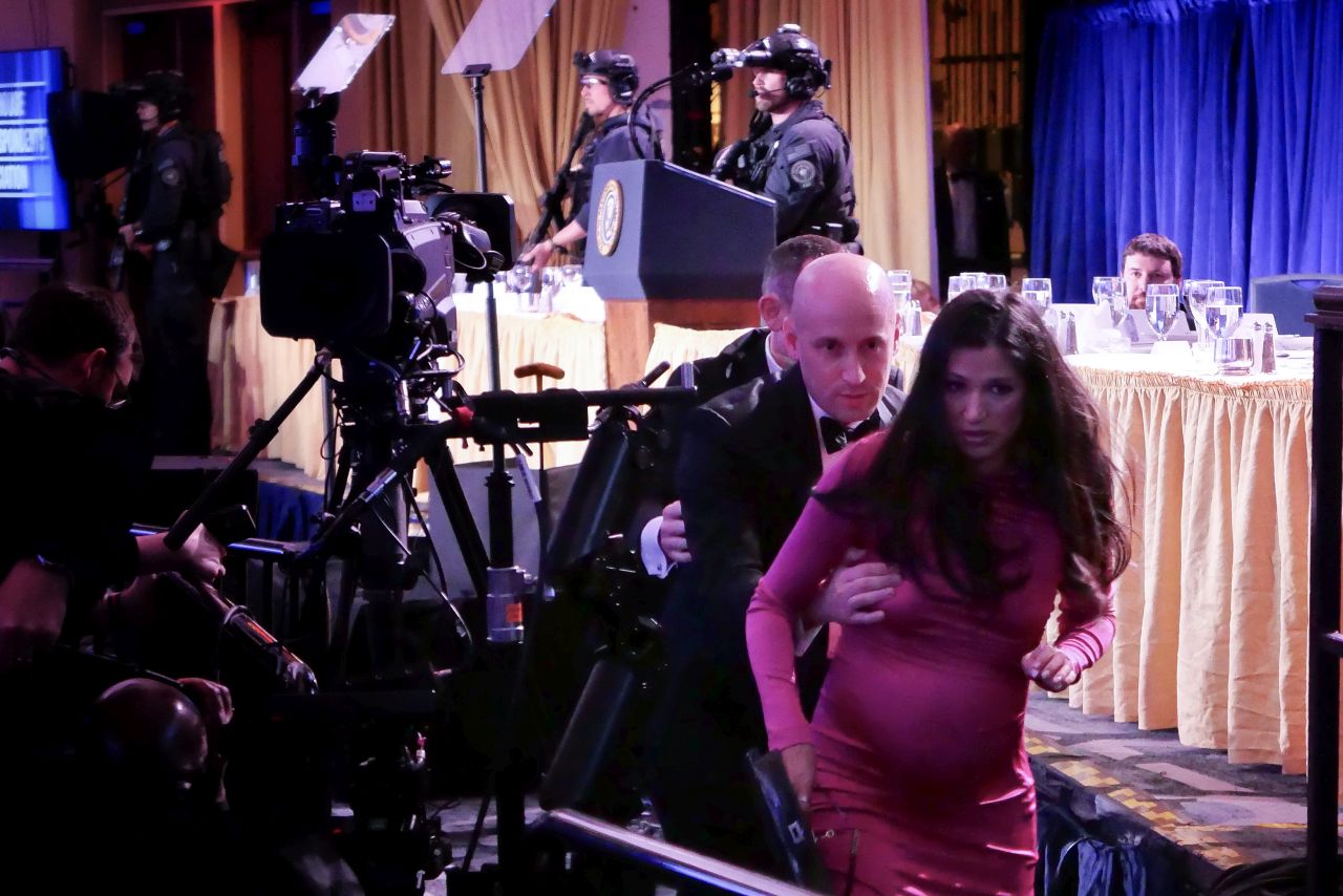 Драматични кадри: Стивън Милър спасява бременната си жена, а Шерил Хайнс тича след Кенеди и охраната