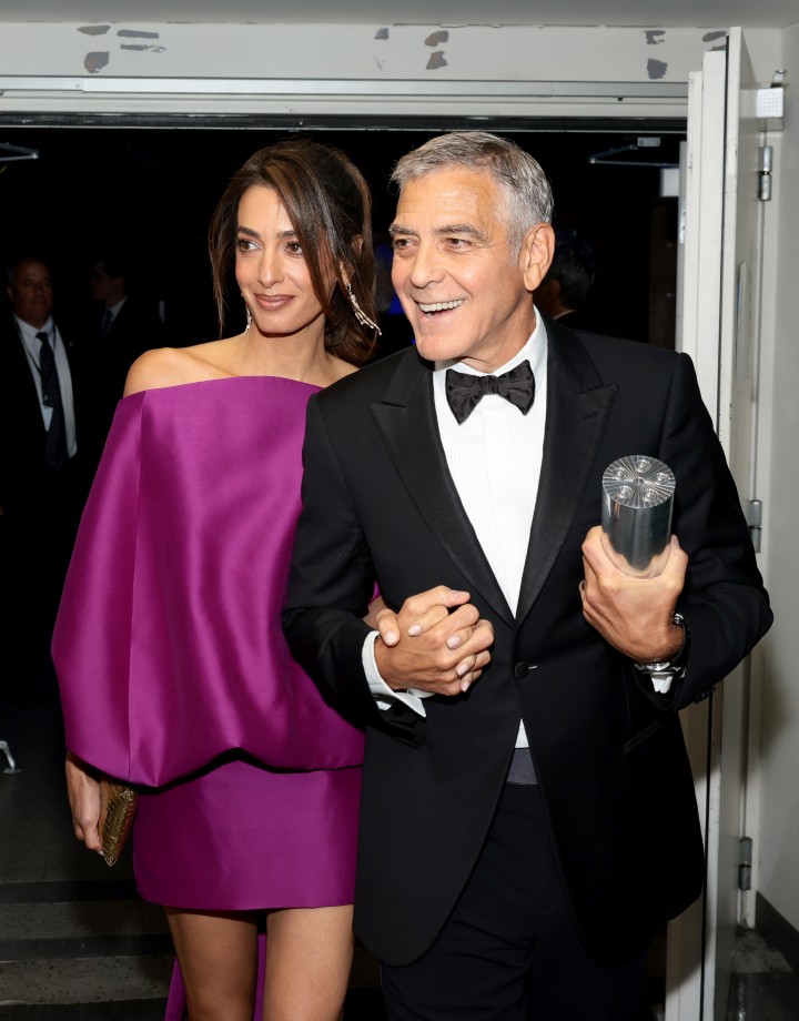 <p>Джордж Клуни получи наградата &bdquo;Чаплин&ldquo; в Ню Йорк, придружен от ослепителната Амал. Актьорът сподели забавни подробности за децата си и призна, че 8-годишният му син Александър най-накрая е видял баща си в ролята на Батман.</p>