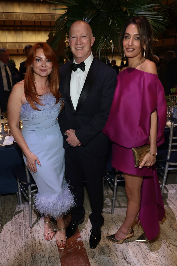 <p>Джордж Клуни получи наградата &bdquo;Чаплин&ldquo; в Ню Йорк, придружен от ослепителната Амал. Актьорът сподели забавни подробности за децата си и призна, че 8-годишният му син Александър най-накрая е видял баща си в ролята на Батман.</p>