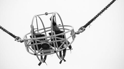 <p>Ужас на панаир в Севиля: Атракцион се скъса във въздуха</p>