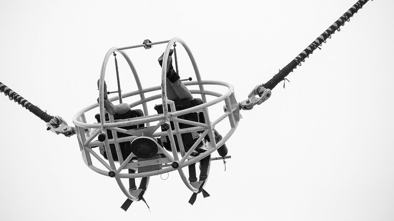 Ужас на панаир в Севиля: Атракцион се скъса във въздуха