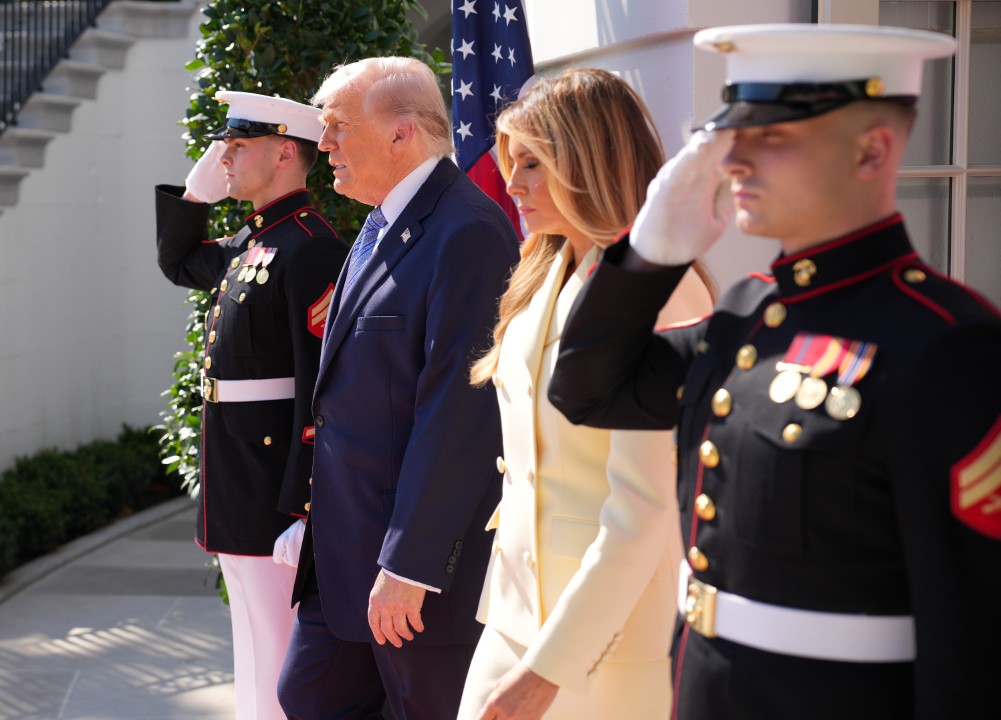 <p>Крал Чарлз III и кралица Камила започнаха историческото си посещение в САЩ. Докато лидерите обсъждаха НАТО, Негово Величество намери общ език с Мелания Тръмп чрез споделено хоби, оставяйки Първата дама в отлично настроение пред кошера на Белия дом по време на разходка в градините.</p>