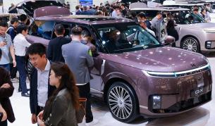 Xpeng GX отбеляза световната си премиера на салона в Пекин, но ако не до края на тази, то през 2027 г. SUV-флагманът на марката ще стъпи и на родна територия.