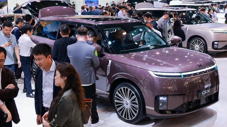 Xpeng GX отбеляза световната си премиера на салона в Пекин, но ако не до края на тази, то през 2027 г. SUV-флагманът на марката ще стъпи и на родна територия.