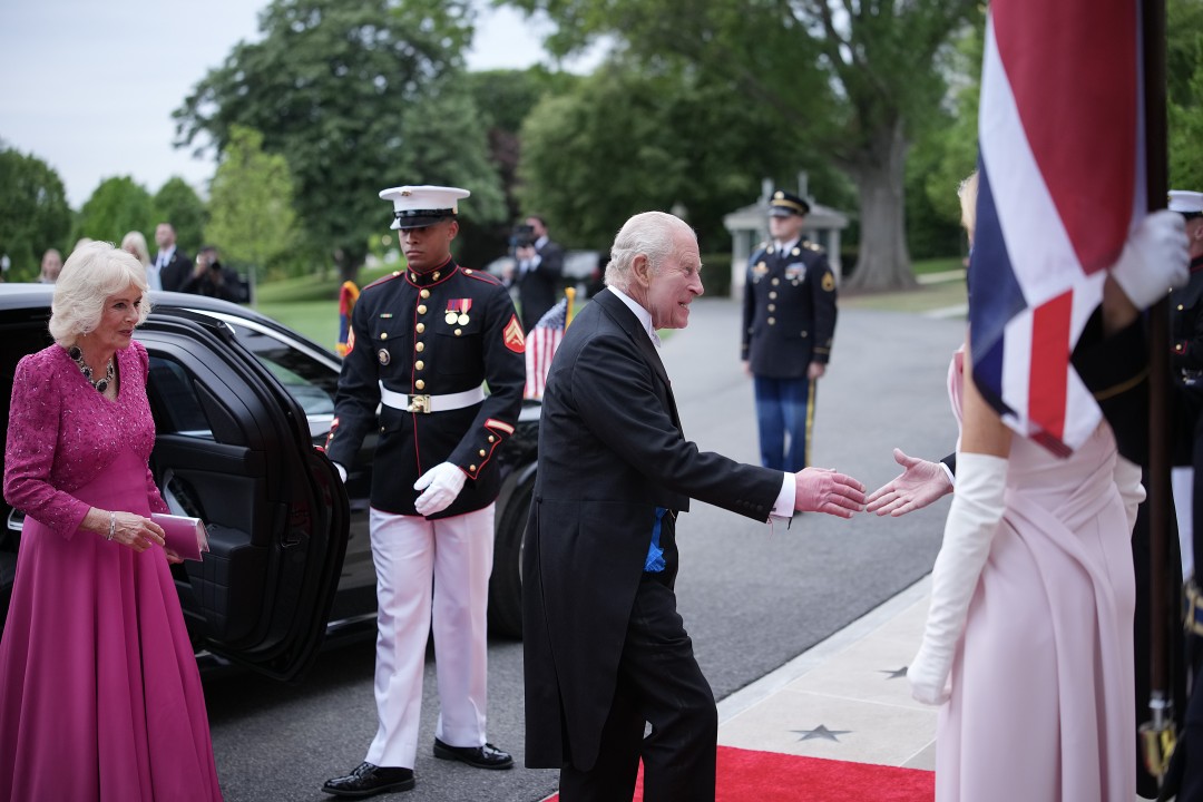 <p>Доналд Тръмп и британският монарх демонстрираха близост и силно съюзничество по време на втория ден от официалната визита на кралското семейство във Вашингтон, завършил с изискан прием и размяна на символични подаръци.</p>