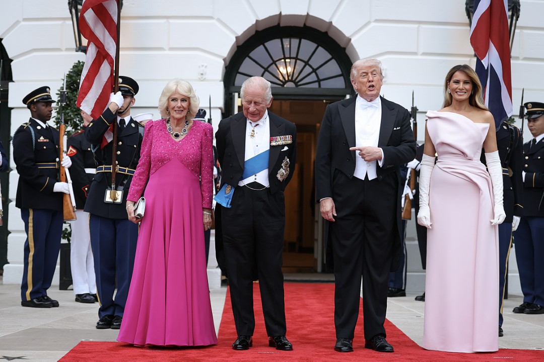 <p>Доналд Тръмп и британският монарх демонстрираха близост и силно съюзничество по време на втория ден от официалната визита на кралското семейство във Вашингтон, завършил с изискан прием и размяна на символични подаръци.</p>