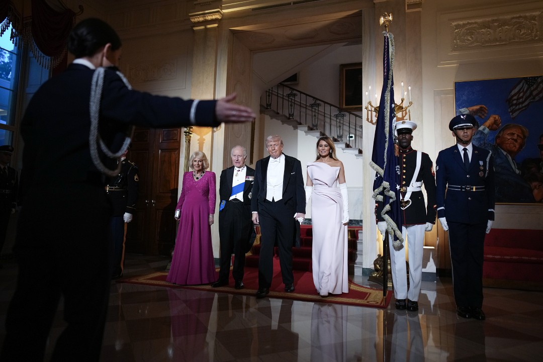 <p>Доналд Тръмп и британският монарх демонстрираха близост и силно съюзничество по време на втория ден от официалната визита на кралското семейство във Вашингтон, завършил с изискан прием и размяна на символични подаръци.</p>