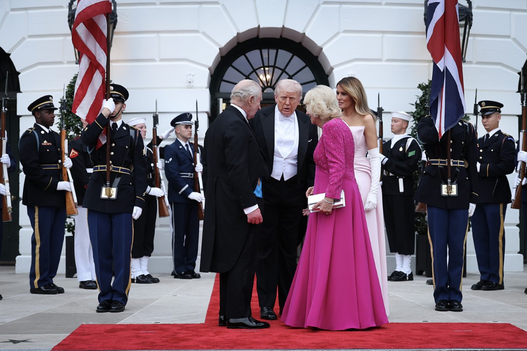 <p>Доналд Тръмп и британският монарх демонстрираха близост и силно съюзничество по време на втория ден от официалната визита на кралското семейство във Вашингтон, завършил с изискан прием и размяна на символични подаръци.</p>