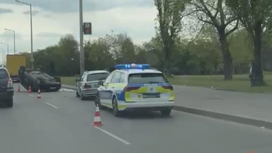 Кола се обърна по таван на бул. „Ботевградско шосе“ в София