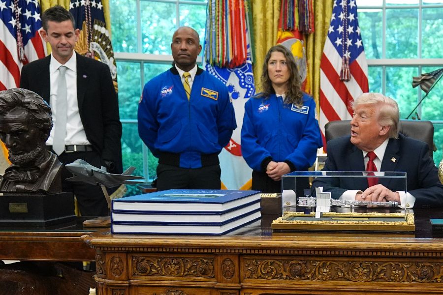 Астронавтите от "Артемис II" посетиха Белия дом.