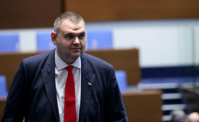 Делян Пеевски отрече връзки с фирми за мантинели, поиска бърза проверка от НАП