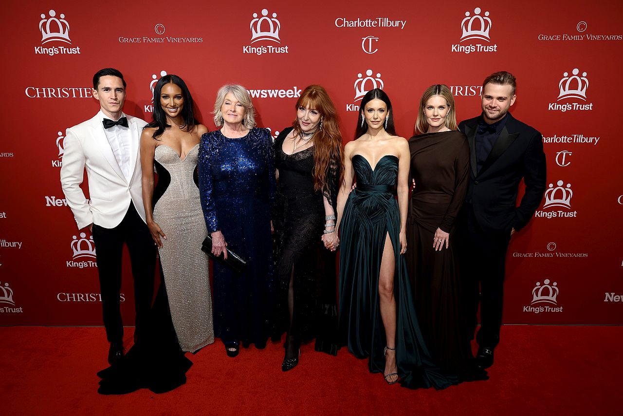 <p>Кралят и кралицата приветстваха някои от най-известните лица в света на благотворителна гала в Ню Йорк, докато тяхното изключително успешно кралско турне в САЩ продължава. Ана Уинтур, Катрин Дженкинс, Карли Клос, Нина Добрев и Лайнъл Ричи бяха сред известните поддръжници на &bdquo;Тръстът на краля&ldquo;</p>