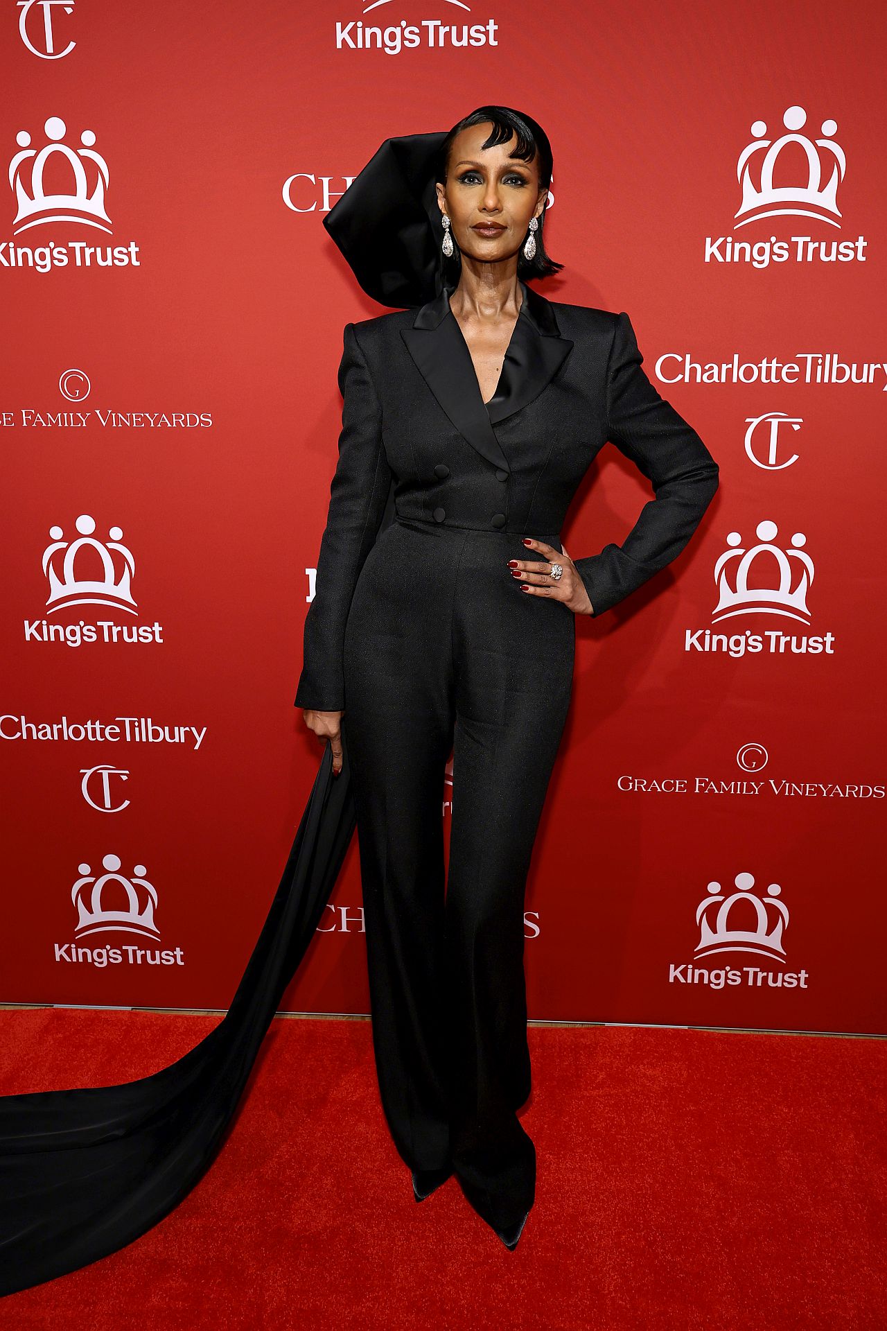 <p>Кралят и кралицата приветстваха някои от най-известните лица в света на благотворителна гала в Ню Йорк, докато тяхното изключително успешно кралско турне в САЩ продължава. Ана Уинтур, Катрин Дженкинс, Карли Клос, Нина Добрев и Лайнъл Ричи бяха сред известните поддръжници на &bdquo;Тръстът на краля&ldquo;</p>