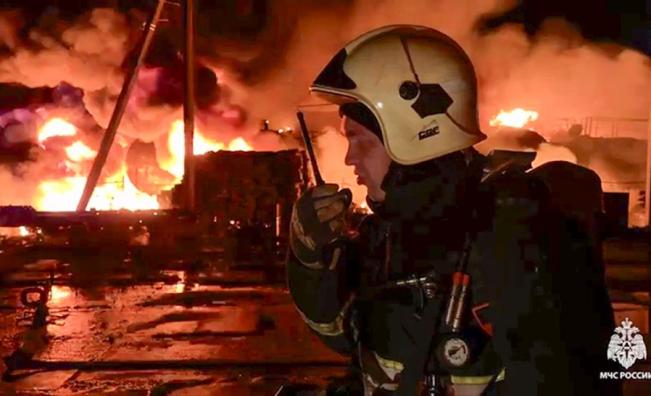 Украйна удари гигантска петролна рафинерия в Русия