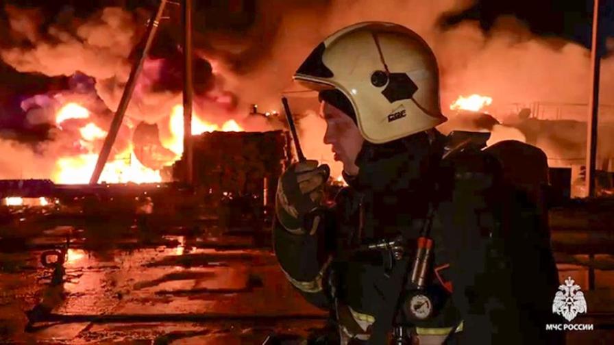 Украйна удари гигантска петролна рафинерия в Русия