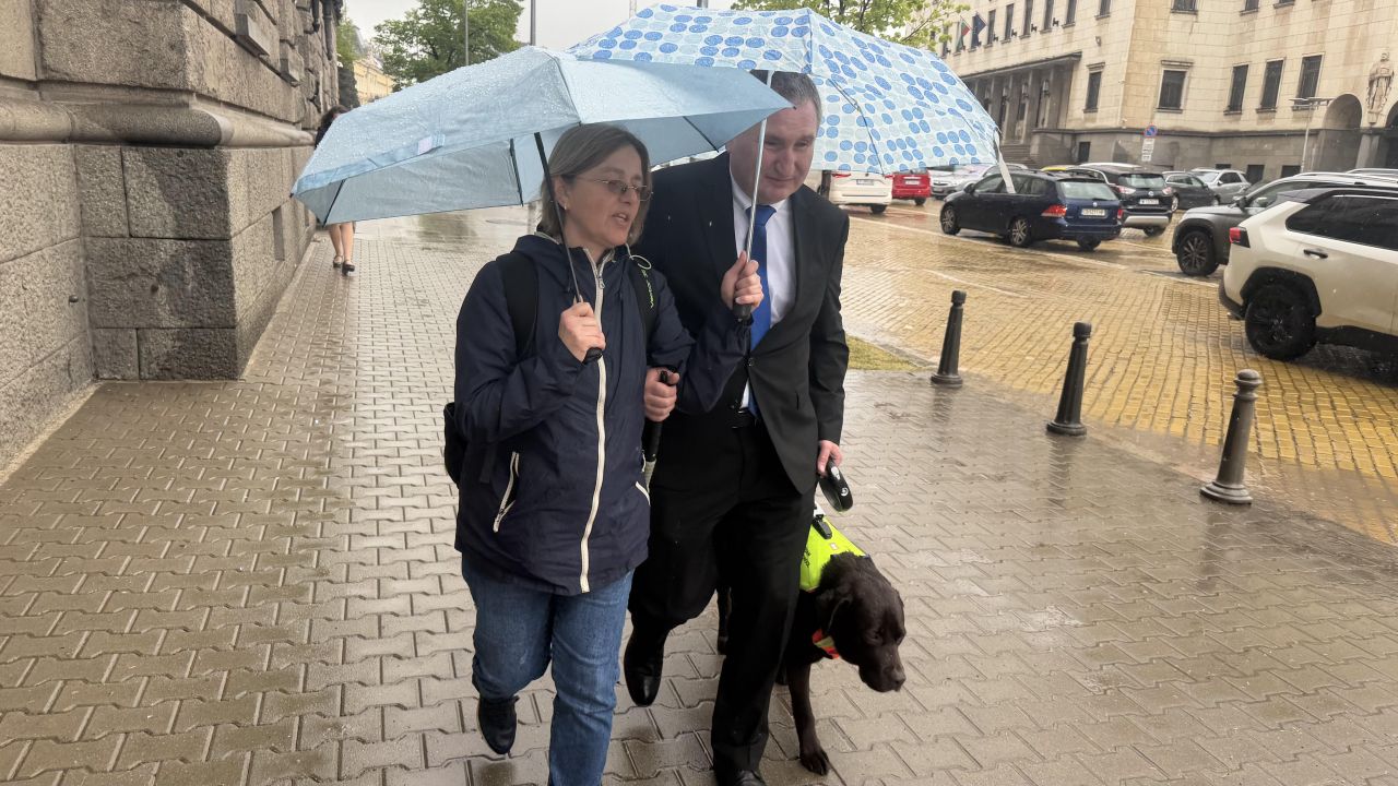 <p>Четириногият любимец, който обира симпатиите в кулоарите на парламента и доказва, че в политиката има място за верни приятели</p>