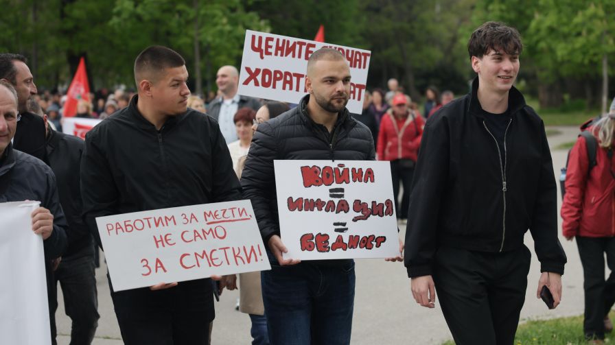 <p>БСП по традиция отбелязва Деня на труда с шествие. Сборният пункт беше на езерото &bdquo;Ариана&rdquo; в София и завърши на лятната сцена в Борисовата градина</p>
