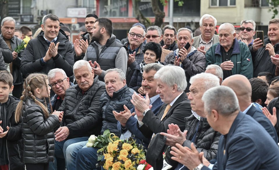 Откриха паметника на Динко Дерменджиев пред стадион Христо Ботев1