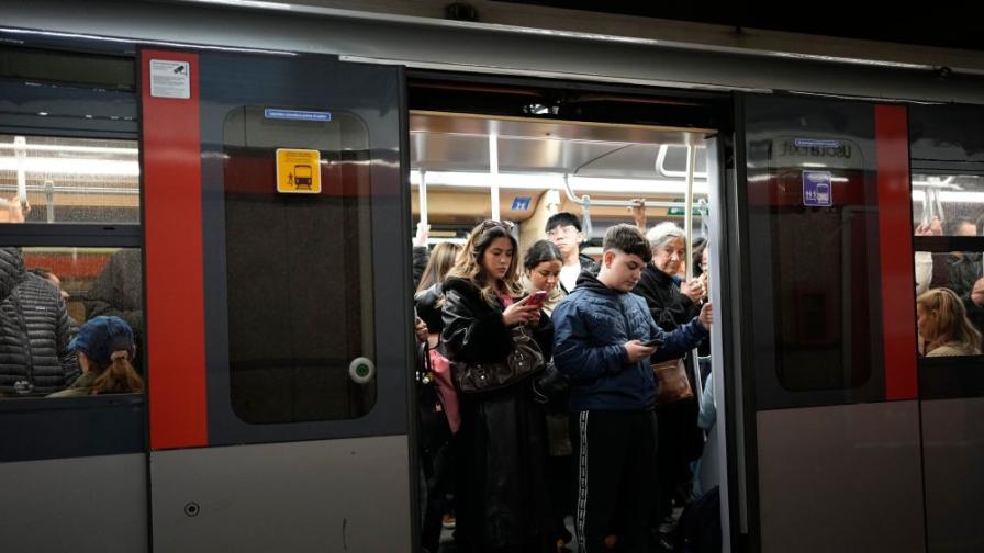 Рязко спиране на метро в Милано рани пътници - човек се озова на релсите