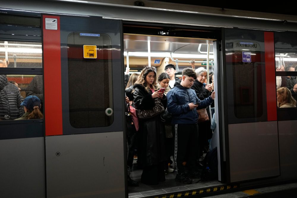 Рязко спиране на метро в Милано рани пътници - човек се озова на релсите