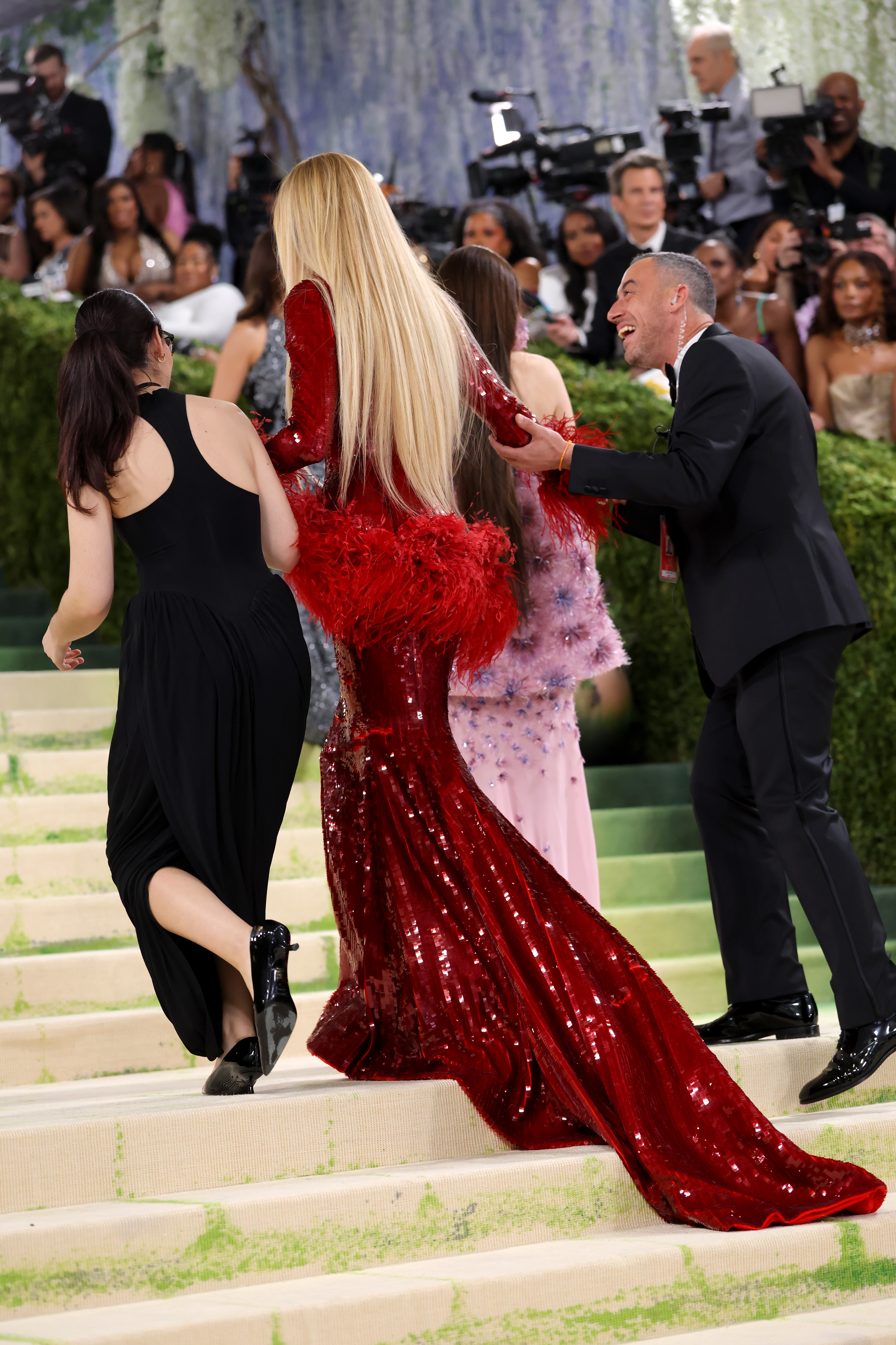 <p>Никол Кидман блести в червено на Met Gala 2026.</p>