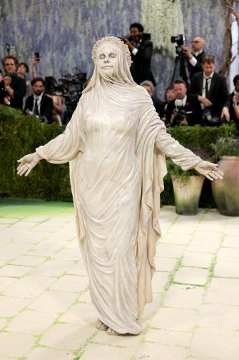 Хайди Клум шокира с артистична мраморна визия на Met Gala