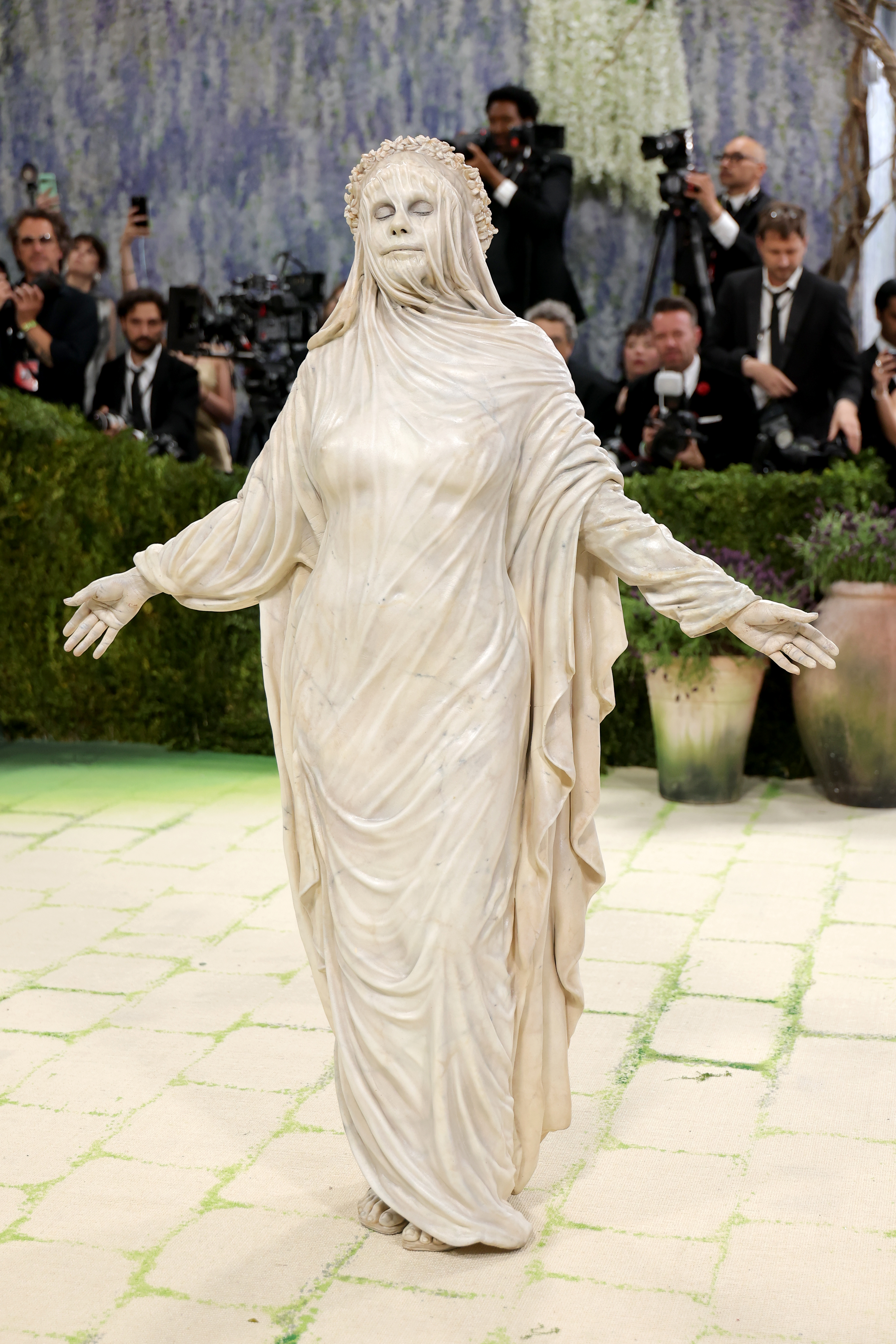 <p>Хайди Клум шокира с артистична мраморна визия на Met Gala.</p>