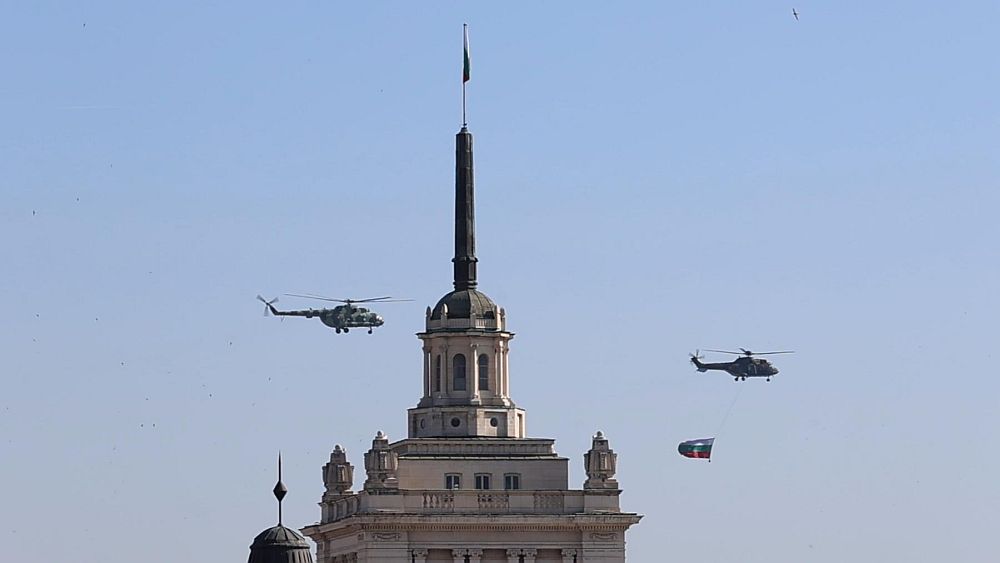 <p>Военни самолети и вертолети прелетяха над София по време на генералната репетиция за утрешния празник на Българската армия.</p>