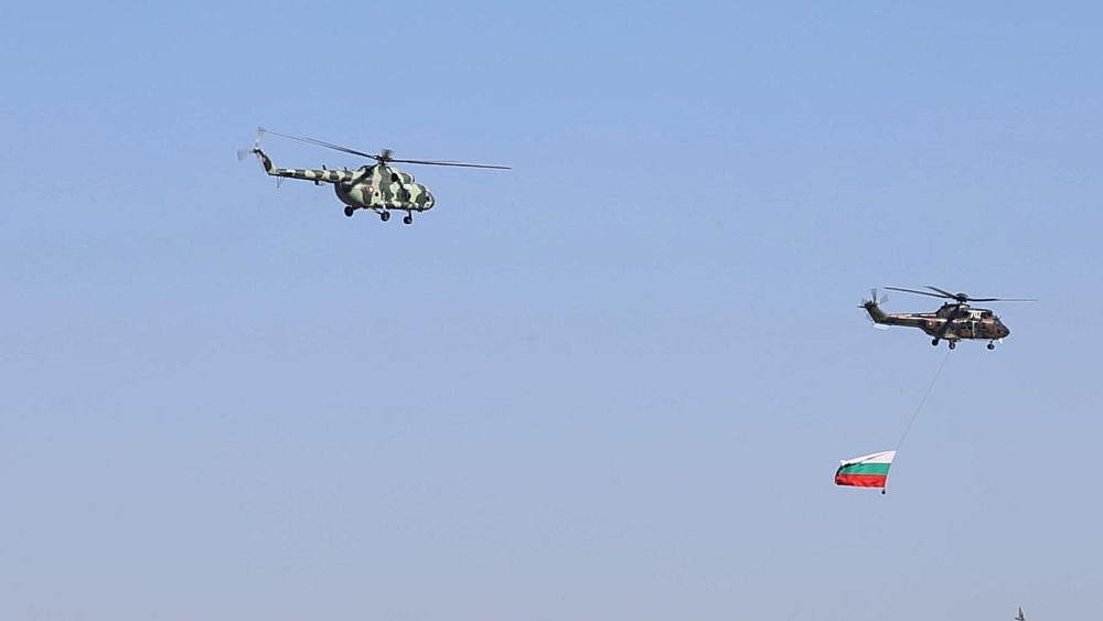 <p>Военни самолети и вертолети прелетяха над София по време на генералната репетиция за утрешния празник на Българската армия.</p>