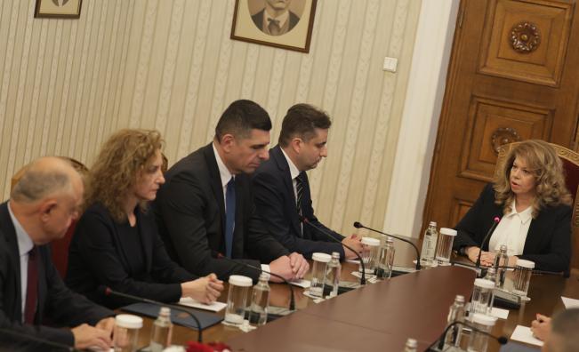 <p>Йотова към ДБ: Търсят се пресечни точки в НС за борба с корупцията&nbsp;</p>