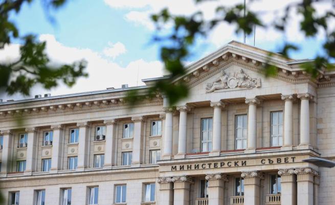 Радев назначи нови заместник-министри в три министерства
