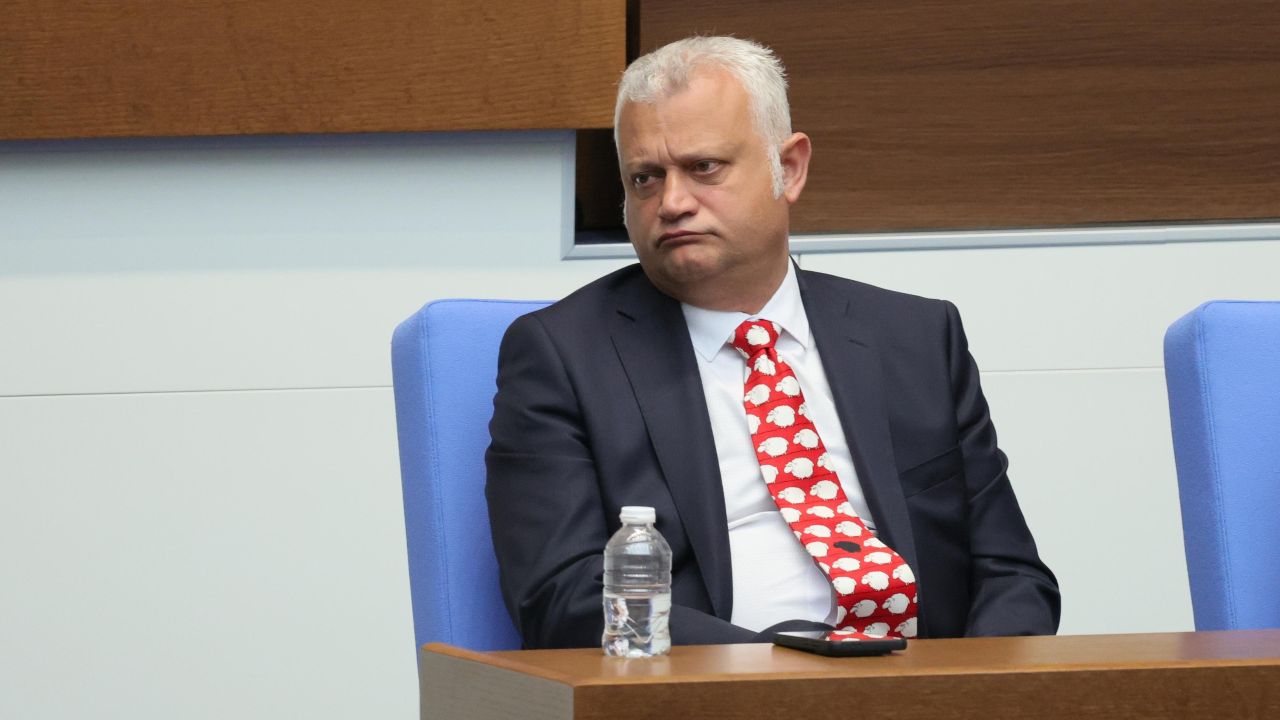 <p>Емил Дечев открадна шоуто с креативна вратовръзка</p>