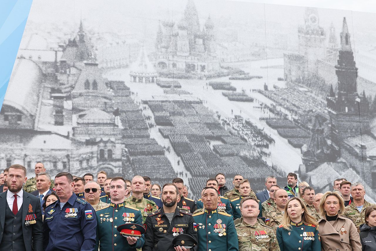 <p>Тази година, за първи път от близо две десетилетия, парадът в Москва се проведе без танкове, ракети и други тежки оръжия, с изключение на традиционния прелет на бойни самолети. Съветският съюз загуби 27 милиона души през 1941-45 г. в това, което нарича Великата отечествена война.</p>