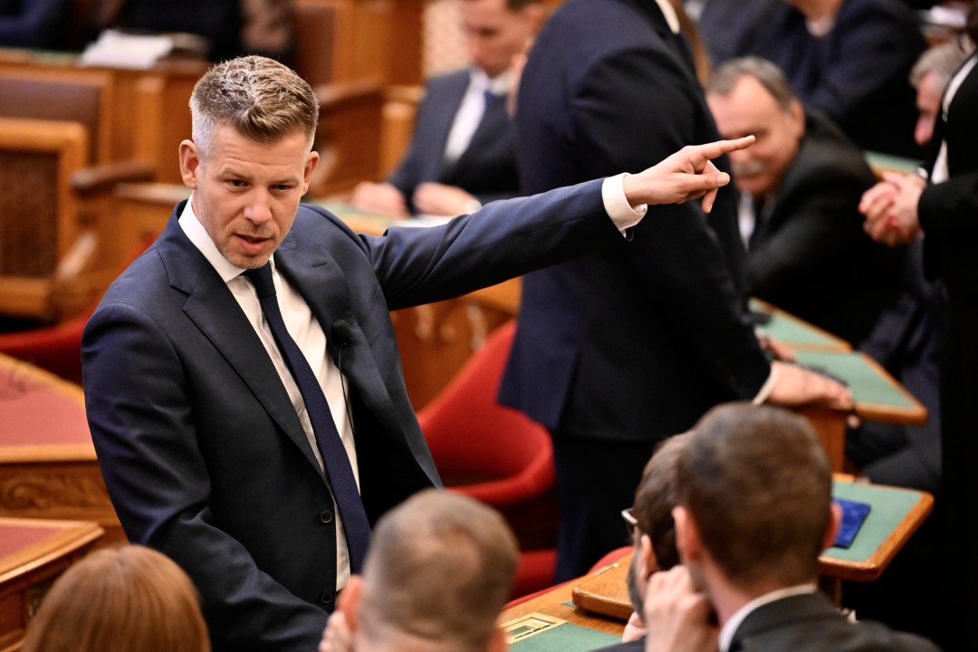 <p>Дясноцентристкият лидер Петер Мадяр положи клетва като премиер на Унгария днес, предаде Ройтерс. Той дойде на власт с обещания за промяна след години на икономическа стагнация и обтегнати отношения с ключови съюзници при предшественика му Виктор Орбан, който управлява страната през последните 16 години.</p>