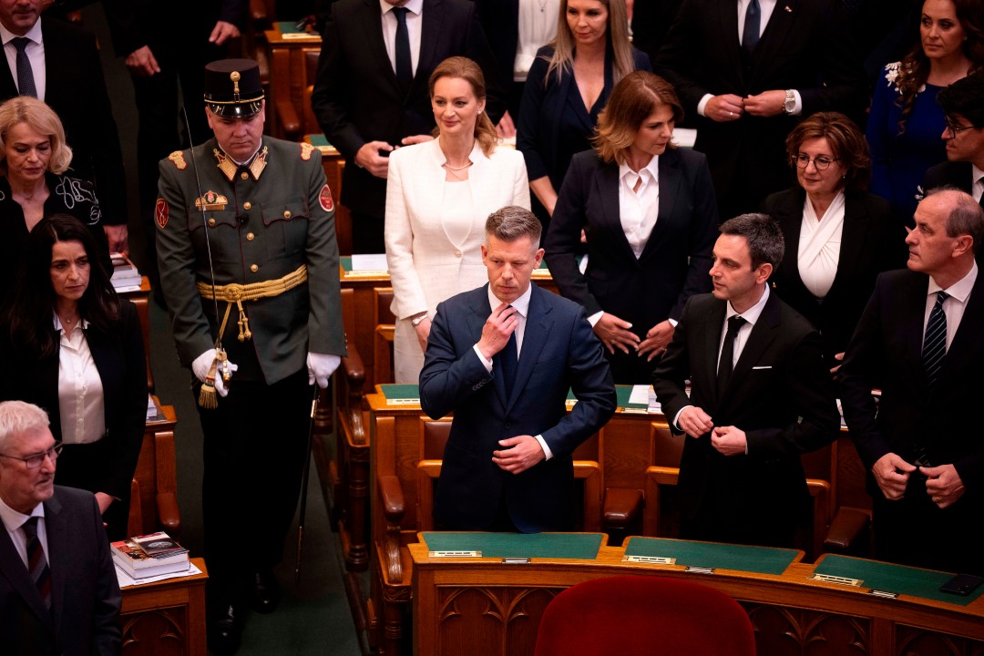 <p>Дясноцентристкият лидер Петер Мадяр положи клетва като премиер на Унгария днес, предаде Ройтерс. Той дойде на власт с обещания за промяна след години на икономическа стагнация и обтегнати отношения с ключови съюзници при предшественика му Виктор Орбан, който управлява страната през последните 16 години.</p>