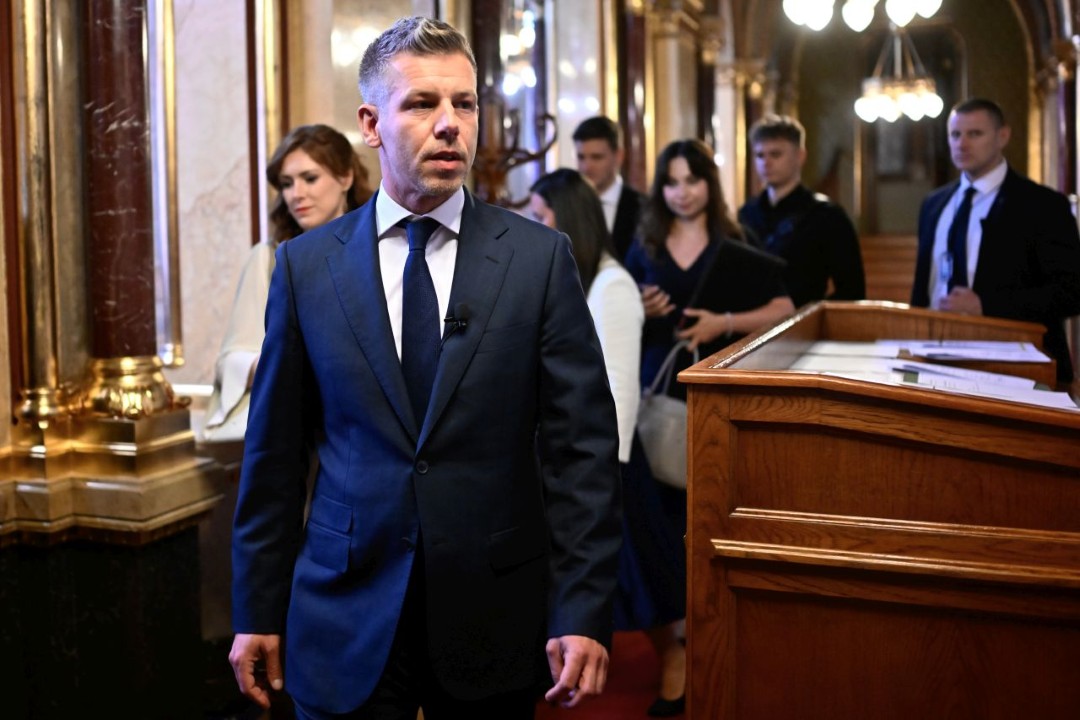 <p>Дясноцентристкият лидер Петер Мадяр положи клетва като премиер на Унгария днес, предаде Ройтерс. Той дойде на власт с обещания за промяна след години на икономическа стагнация и обтегнати отношения с ключови съюзници при предшественика му Виктор Орбан, който управлява страната през последните 16 години.</p>