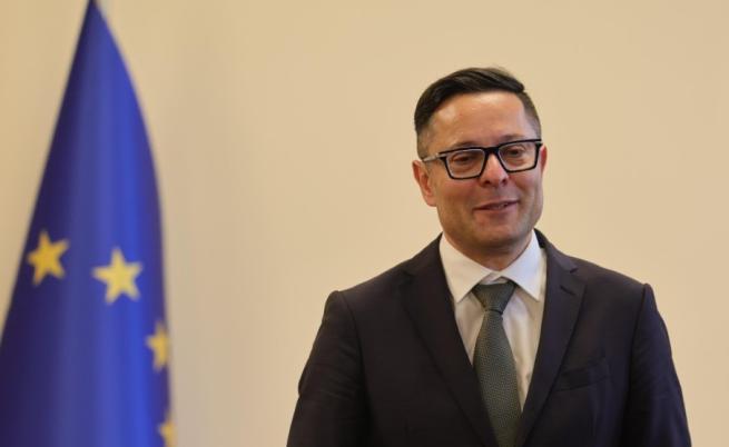 Министърът на икономиката спря всички плащания за обществени поръчки