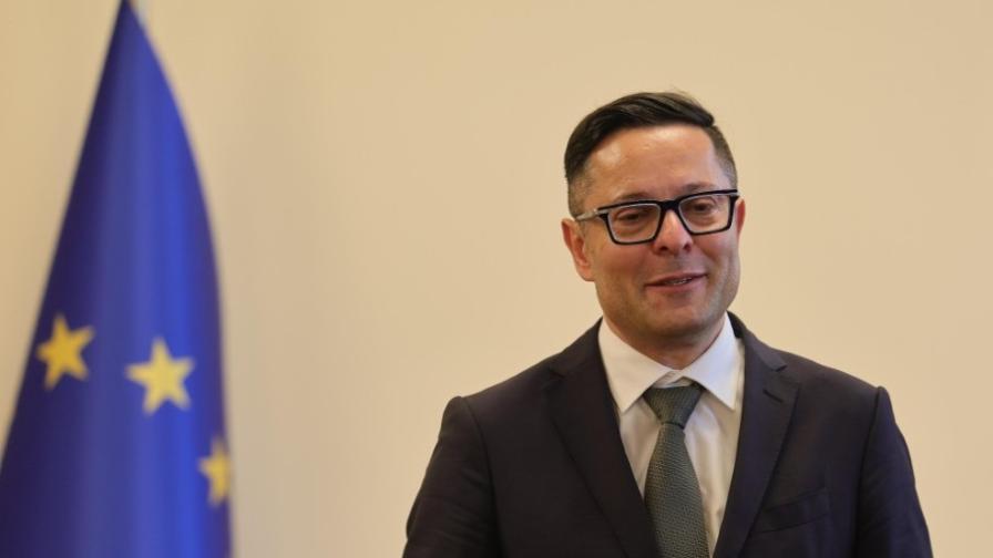 Министърът на икономиката спря всички плащания за обществени поръчки