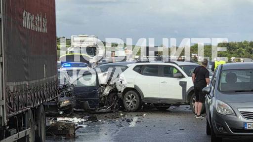 Тир се завъртя на "Хемус", в него катастрофираха коли