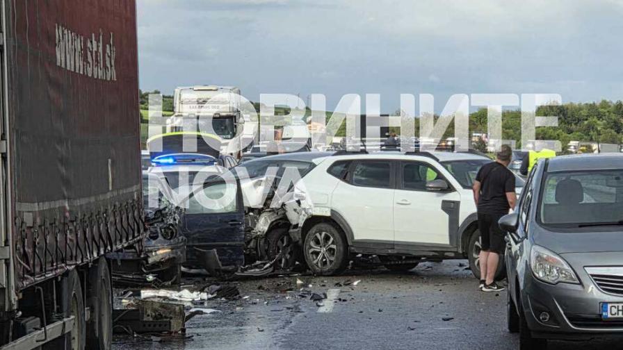 Тир се завъртя на "Хемус", в него катастрофираха коли