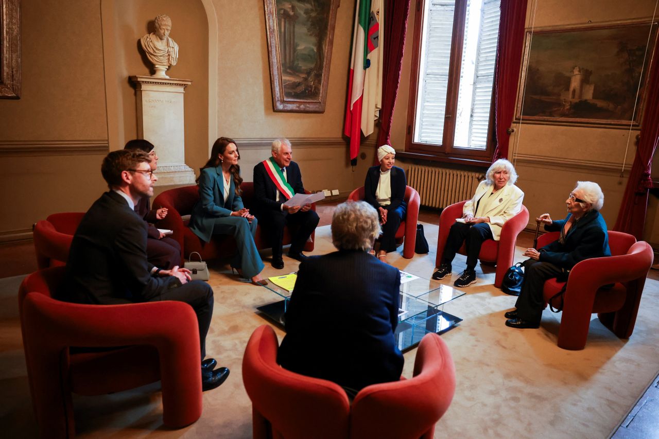 <p>Принцесата на Уелс Кейт Мидълтън сияеше в стилен костюм и бе посрещната с бурни овации, британски флагове и детски усмивки при първата си официална визита в чужбина след възстановяването си.</p>
