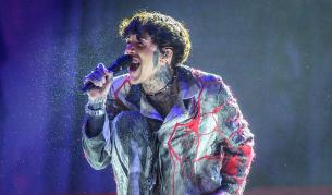 Фронтменът на Bring Me the Horizon със сътресение, след като фен го удари с телефон