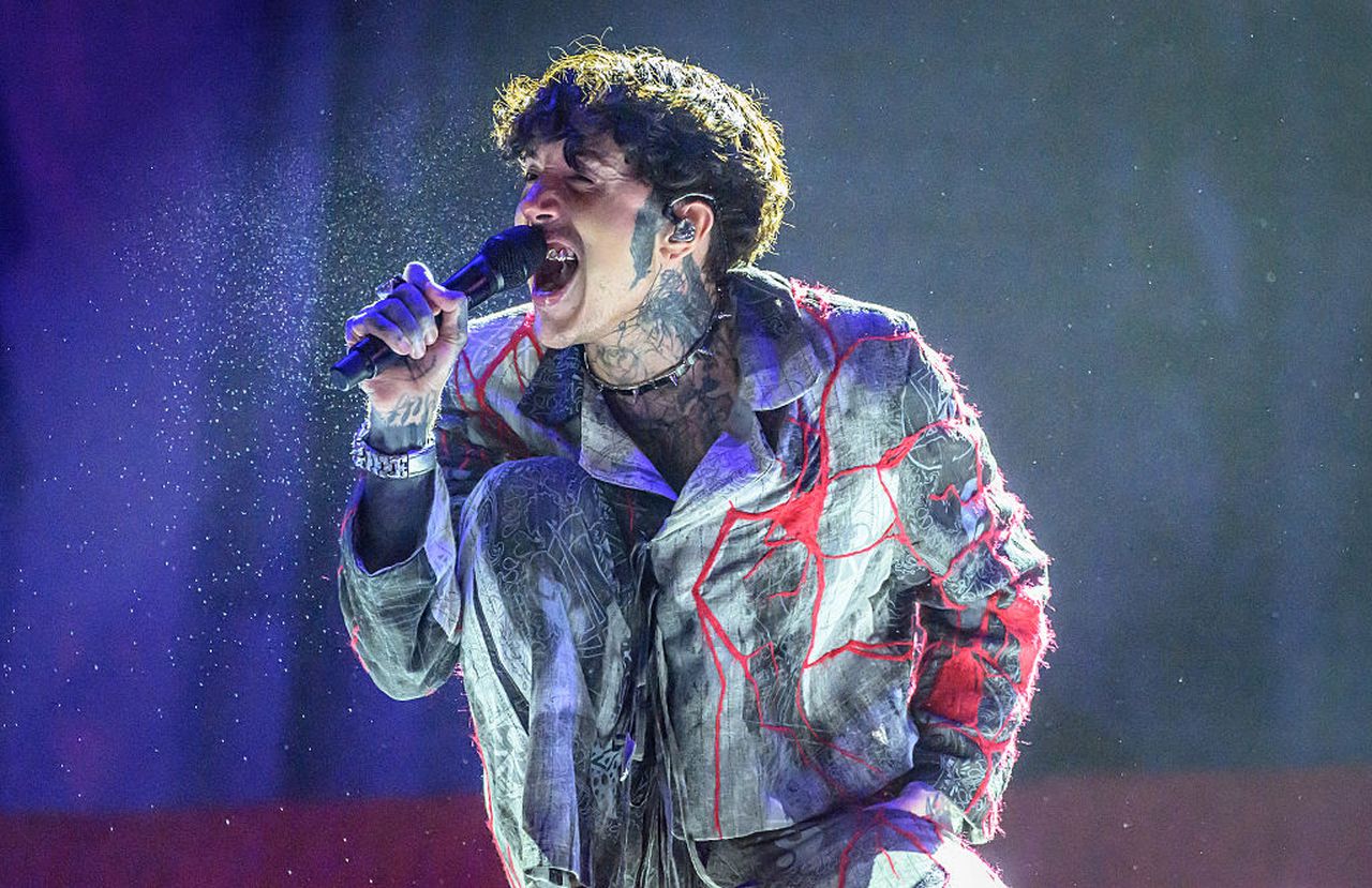 Фронтменът на Bring Me the Horizon със сътресение, след като фен го удари с телефон