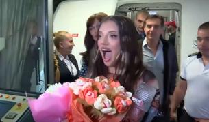 Първи думи след триумфа: DARA кацна в София с исторически рекорд, но без съпруга си